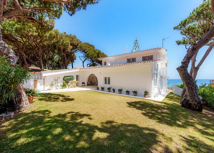 Villa Calmamar Cabopino Beachfront In Marbella