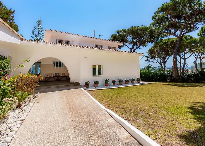 Villa Calmamar Cabopino Beachfront In Marbella